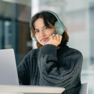 Sales rep using Hintible on laptop to improve outreach with HubSpot integration