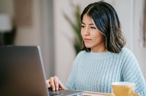 Woman uses Hintible on her laptop