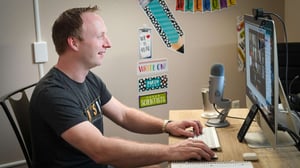 Man using Hintible’s interactive video platform on a laptop to test and optimize sales outreach in real time